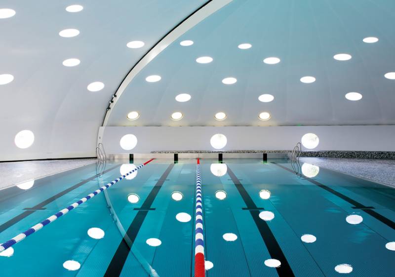 Intégration de l'éclairage avec des luminaires ronds effet hublot pour la piscine tournesol de Lingolsheim proche de Strasbourg